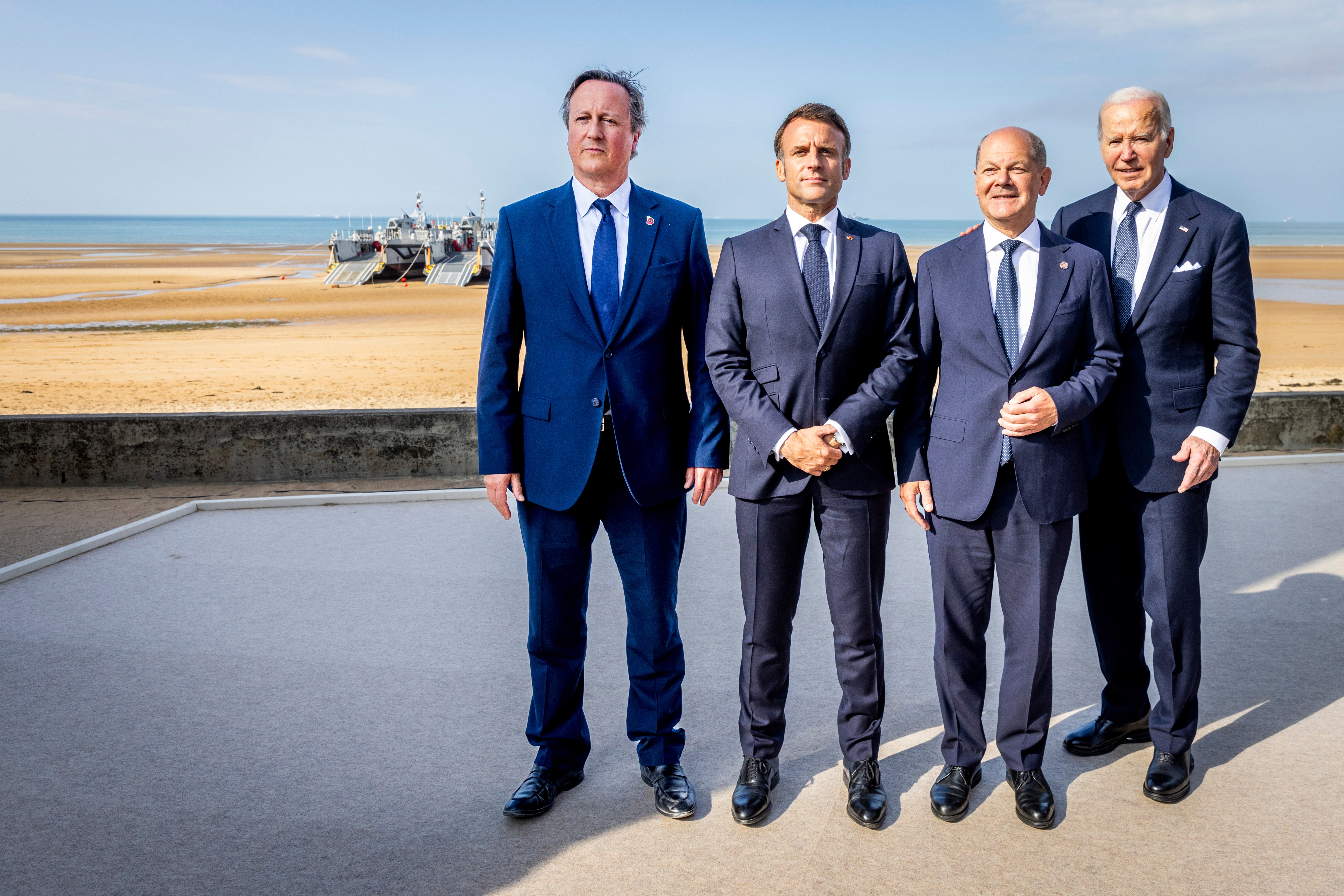 Cameron sustituyó a Sunak en un evento en Normandía, posando junto al presidente Macron, Olaf Scholz, la canciller alemana, y el presidente Biden