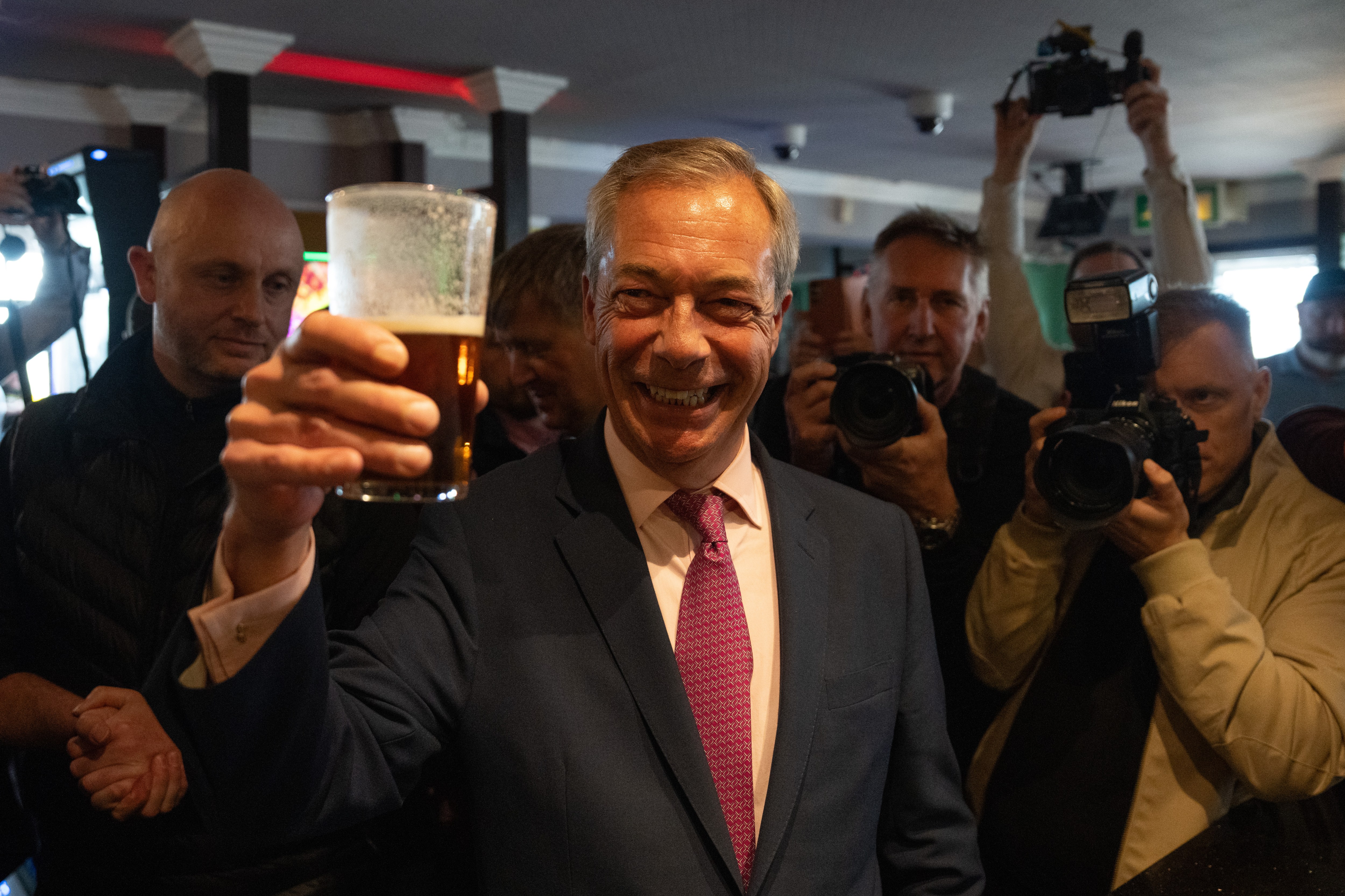 Farage se toma una rápida pinta antes de hablar con sus seguidores en Clacton, el distrito donde se postula