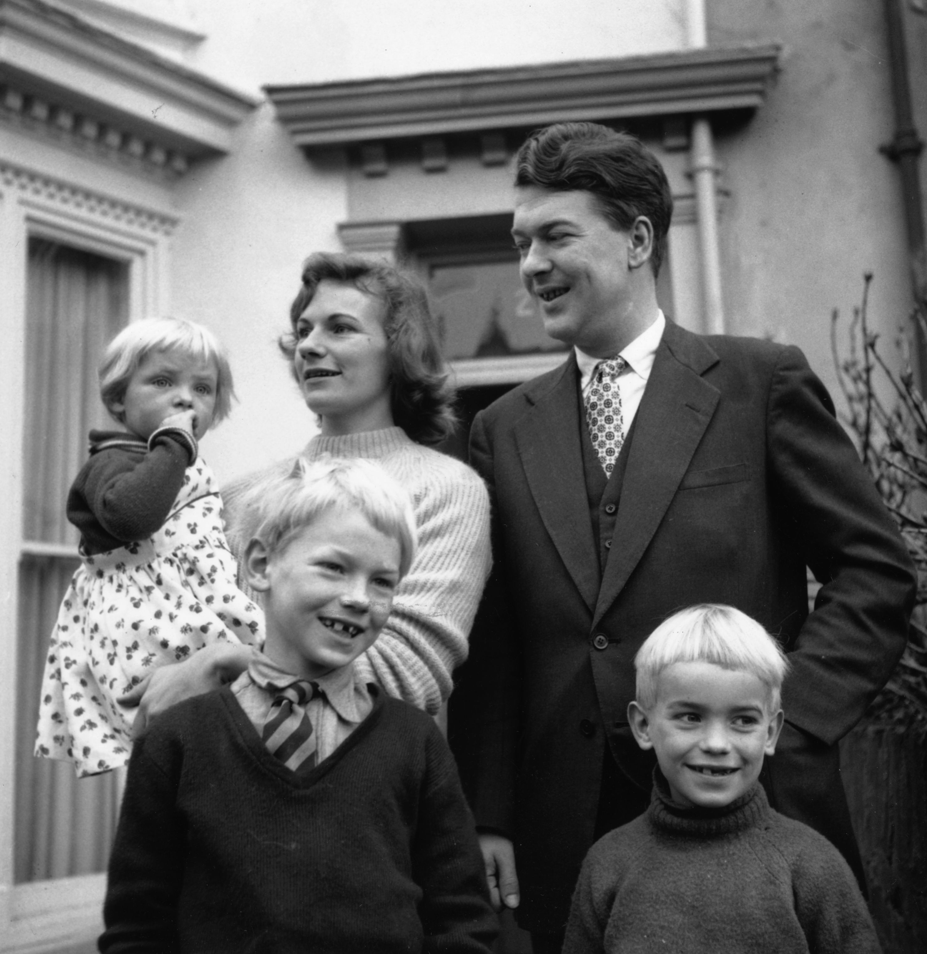 Kingsley Amis con su esposa Hilary y sus hijos Sally, Philip y, a la derecha, Martin