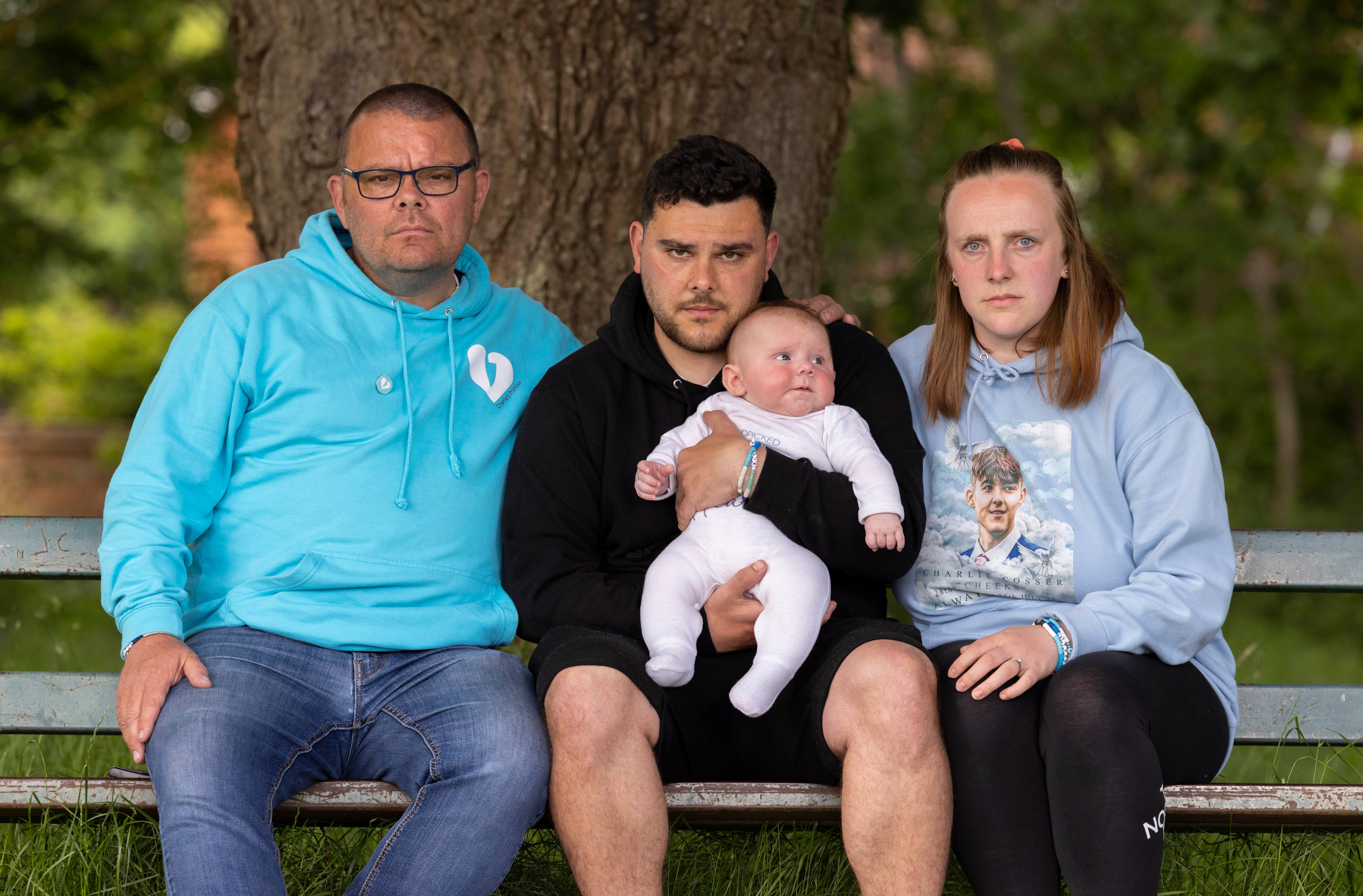 Adam Cosser y Jade Avery con el padre de Charlie, Martin, y el bebé Albie, el sobrino que Charlie nunca conoció